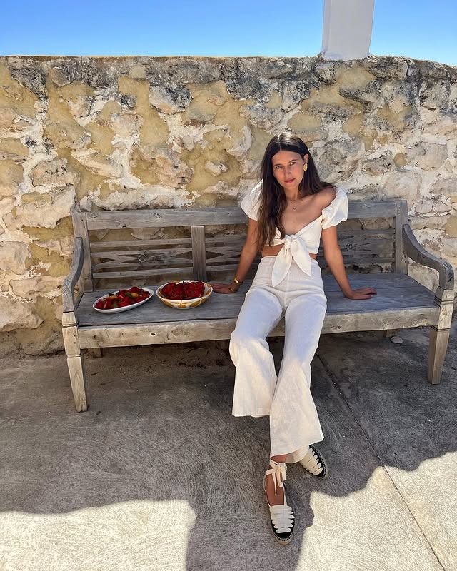 French influencer @saraloura wears a a white top with white cropped trousers.