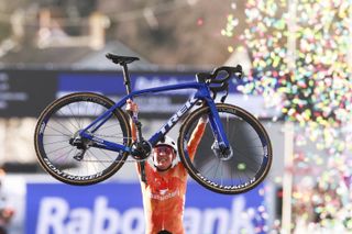 Cyclo-cross World Championships: Lucinda Brand soloes to second career elite women's title