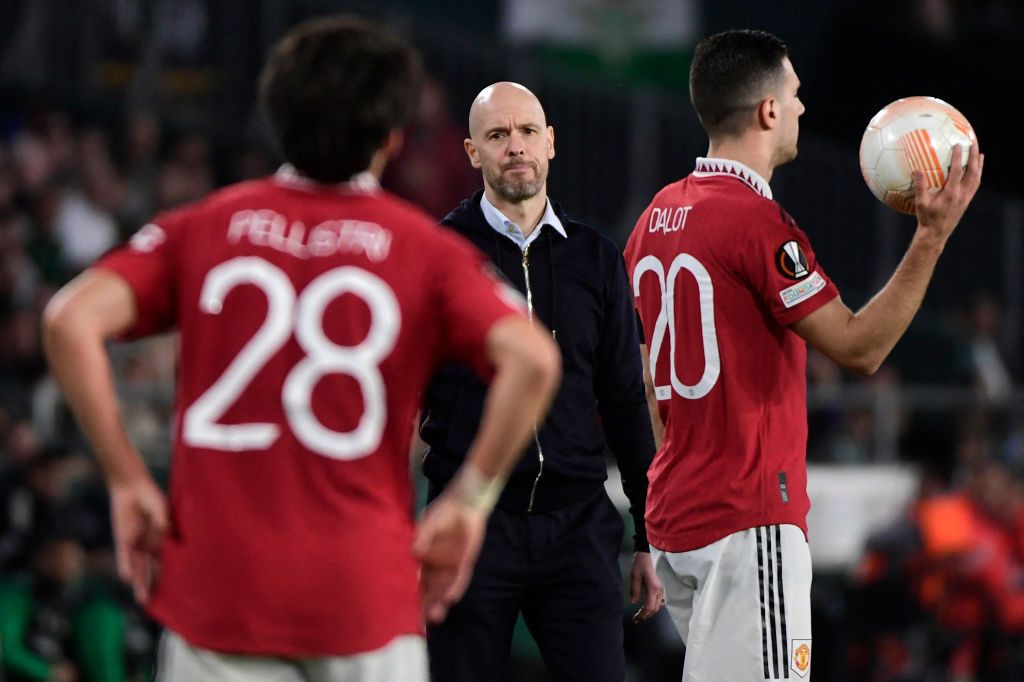 Manchester United manager Erik ten Hag (C) looks at Manchester United&#039;s Uruguayan midfielder Facundo Pellistri (L) as Manchester United&#039;s Portuguese defender Diogo Dalot prepares for a throw-in during the UEFA Europa League last 16 second leg football match between Real Betis and Manchester United at the Benito Villamarin stadium