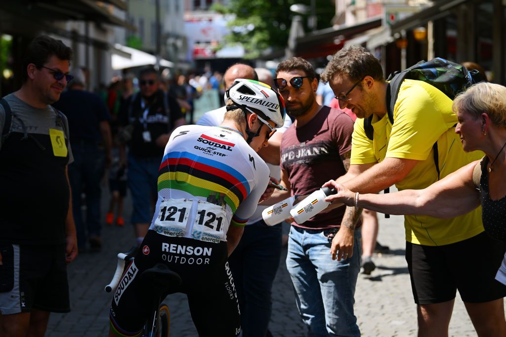 Remco Evenepoel at the start of stage 4 of the 2023 Tour de Suisse
