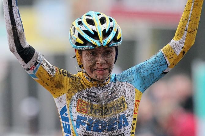 A victorious Nikki Harris (Young Telenet-Fidea)