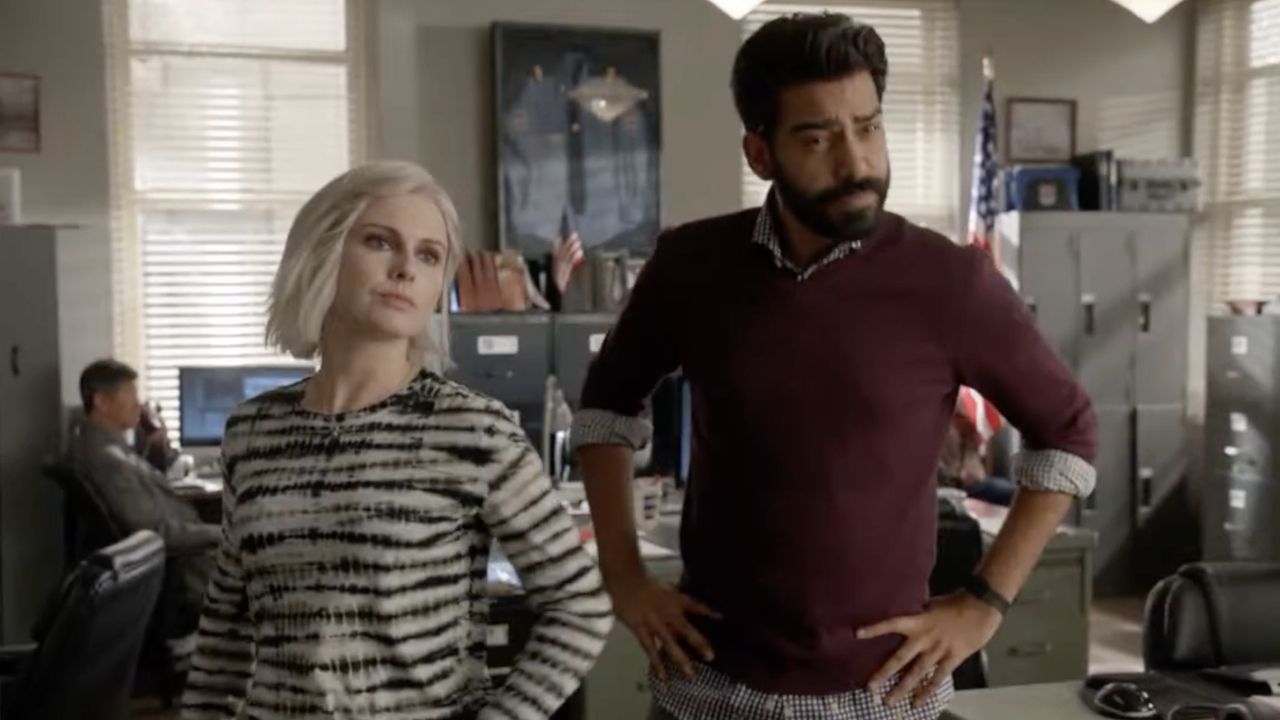 iZombie-alumni Rahul Kohli en Rose McIver brengen hulde aan voormalig co-ster Carrie Anne Fleming na haar dood op 51-jarige leeftijd
