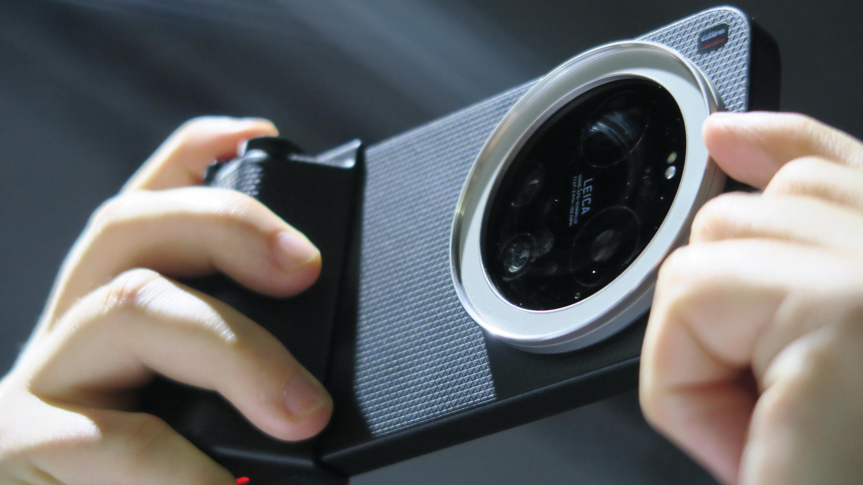 Xiaomi 17 Ultra hands on Photography Kit Pro up angle