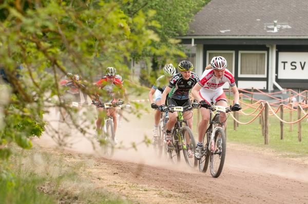 Alexandra Engen (Rothaus Poison-Bikes) leads