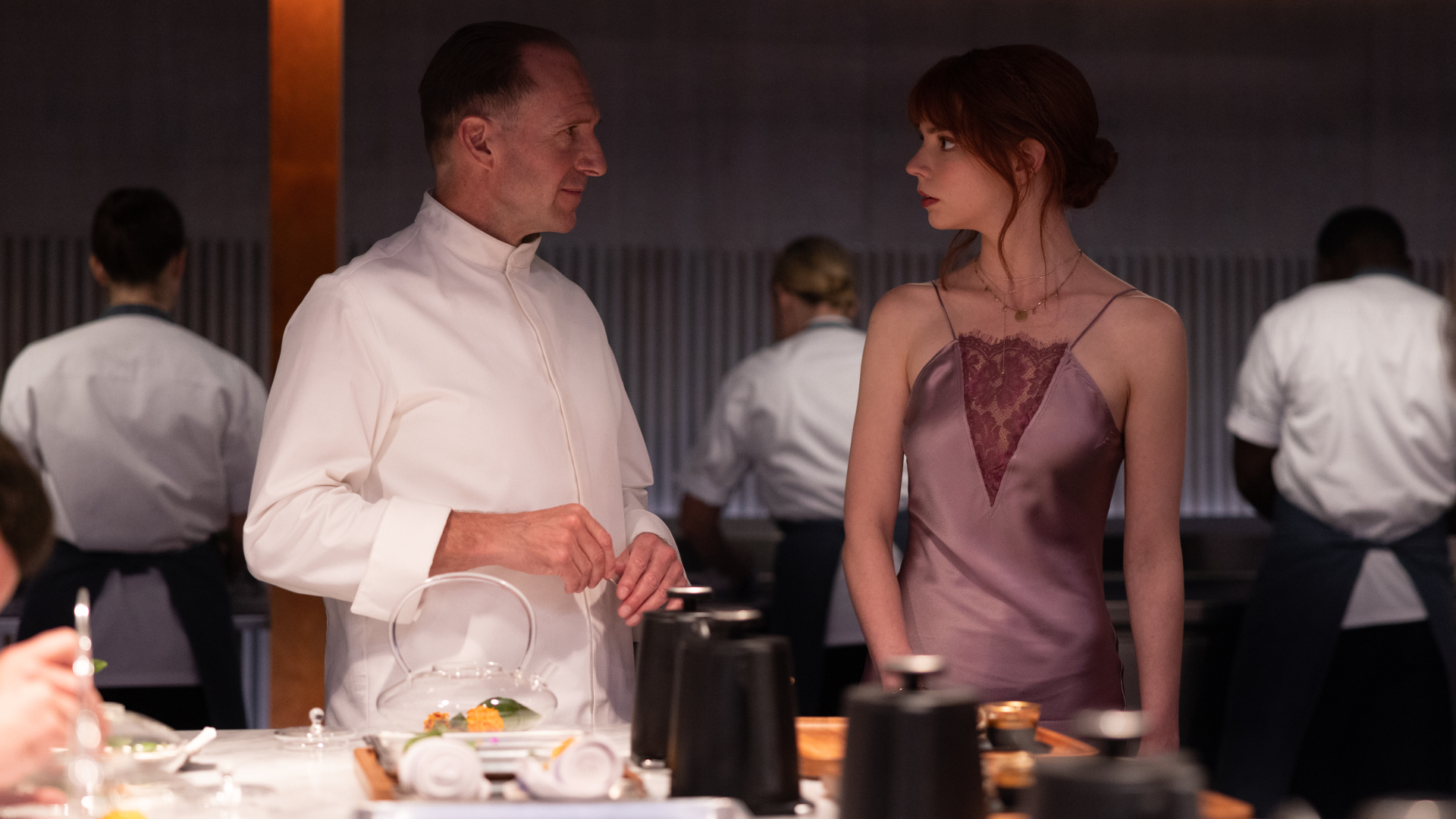 Ralph Fiennes und Anya Taylor-Joy in „The Menu“.