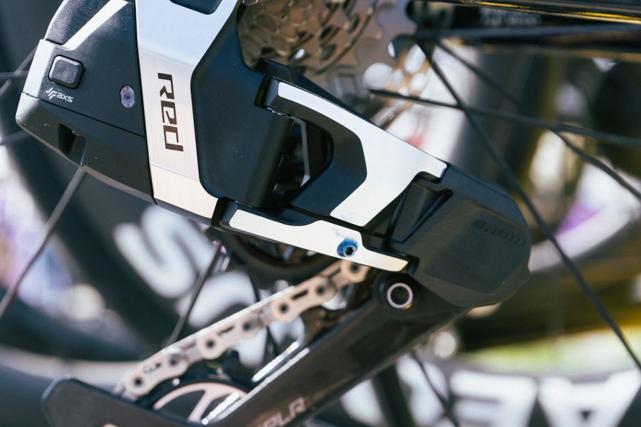 The extra hole has been drilled on the derailleur's parallelogram cage, and a grub screw has been inserted.