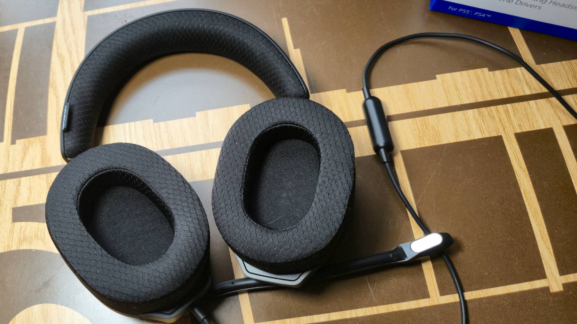 Photo of a black headset sitting on a wooden coffee table.