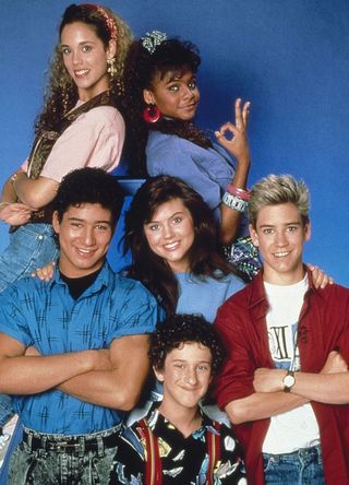 Elizabeth Berkley as Jessie Spano, Lark Voorhies as Lisa Turtle (middle, l-r) Mario López as A.C. Slater, Tiffani Thiessen as Kelly Kapowski, Mark-Paul Gosselaar as Zachary 'Zack' Morris, (front) Dustin Diamond as Screech Powers in Saved By the Bell