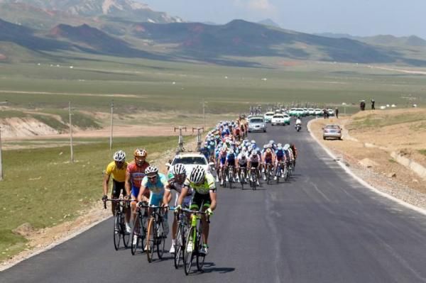 The attacks from the main group on the climb
