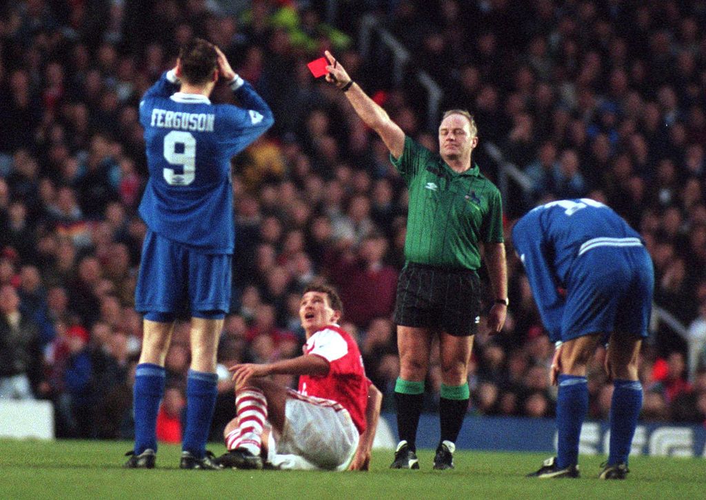 REFEREE ROBBIE HART SHOWS THE RED CARD TO DUNCAN FERGUSON OF EVERTON FOR TRIPPING JOHN JENSEN OF ARSENAL IN THE PREMIER LEAGUE MATCH AT HIGHBURY. FERGUSON WAS SENT OFF FOR DANGEROUS PLAY.