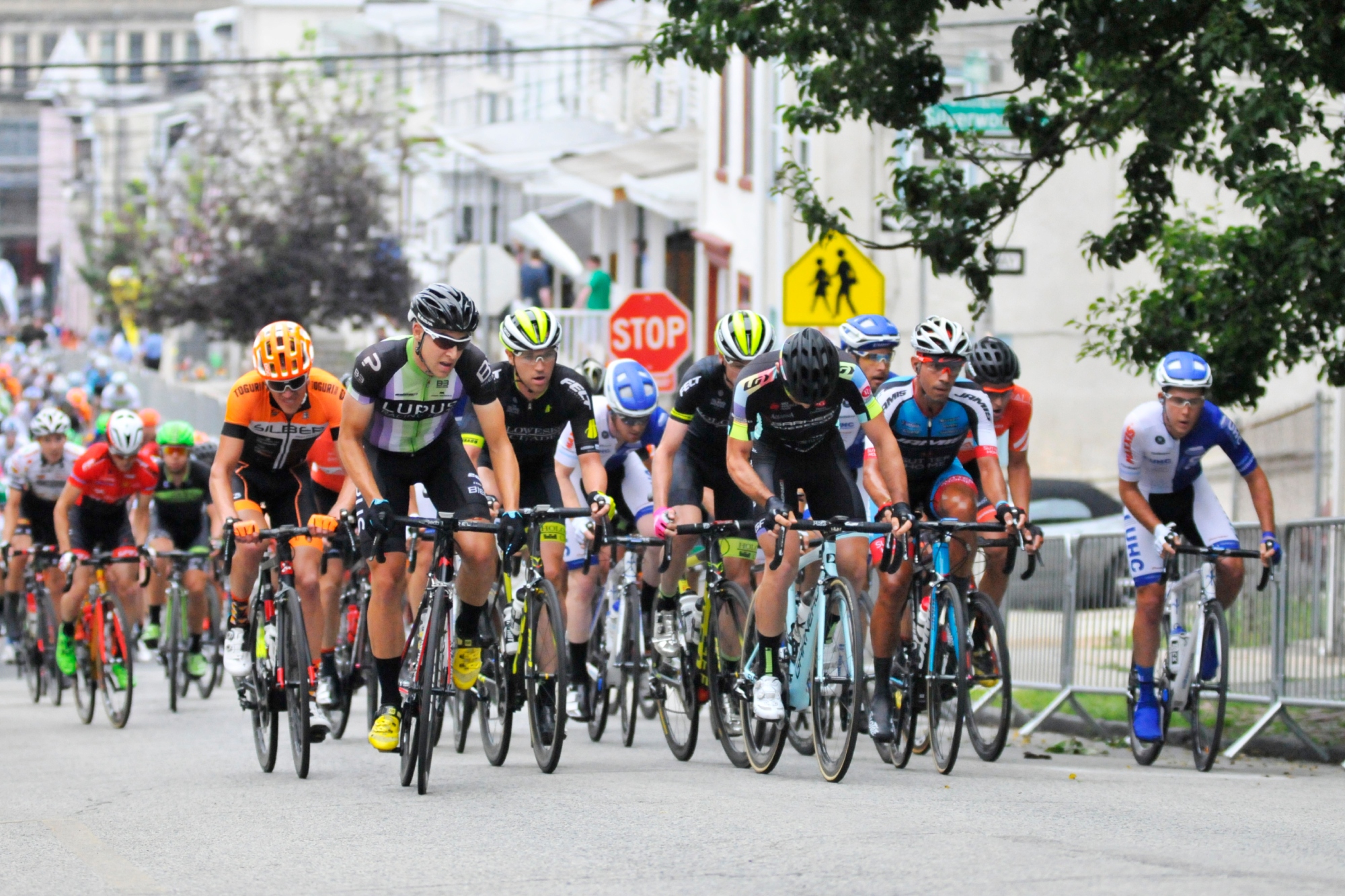 men's peloton climbs Manayunk Hill