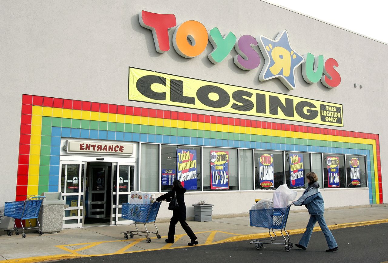 Shoppers enter a closing Toys R Us store