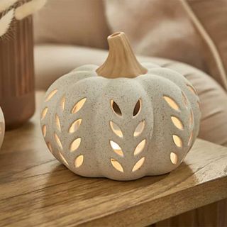 cut out pumpkin candle holder autumn decor ideas
