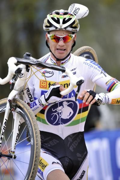 Zdenek Stybar (Telenet - Fidea) shoulders his bike.