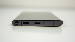 The Galaxy S22 Ultra USB-C port