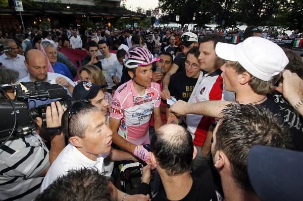 Mobbed by fans, Ivan Basso has a hard time getting to the start.