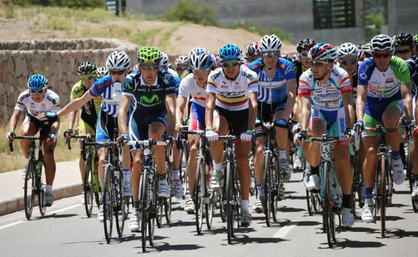 The peloton gets underway on the Tour de San Luis opening stage.