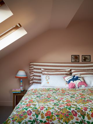 Dusty pink bedroom by Farrow & Ball