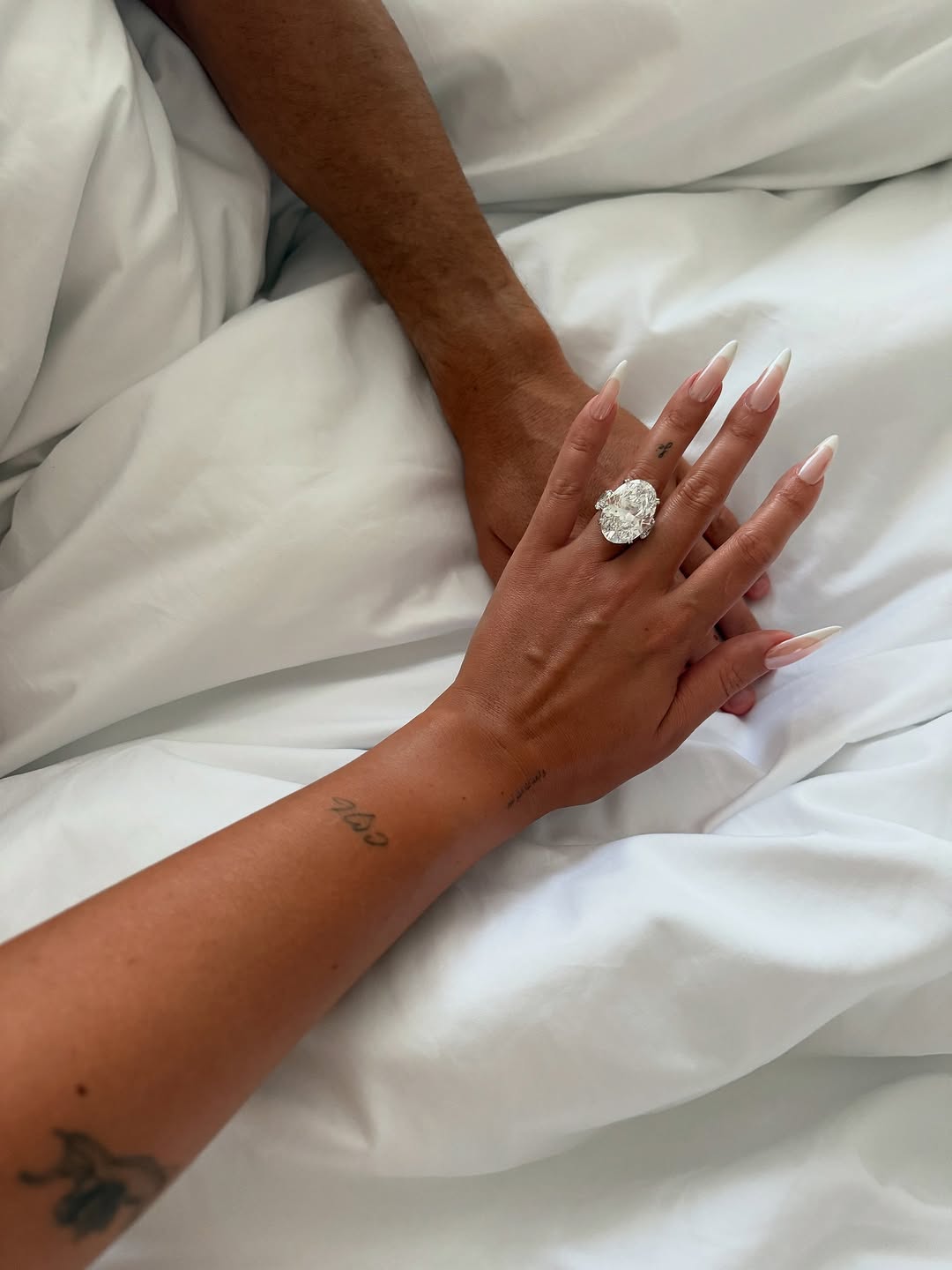 georgina rodriguez mostra il suo anello di fidanzamento con diamante ovale