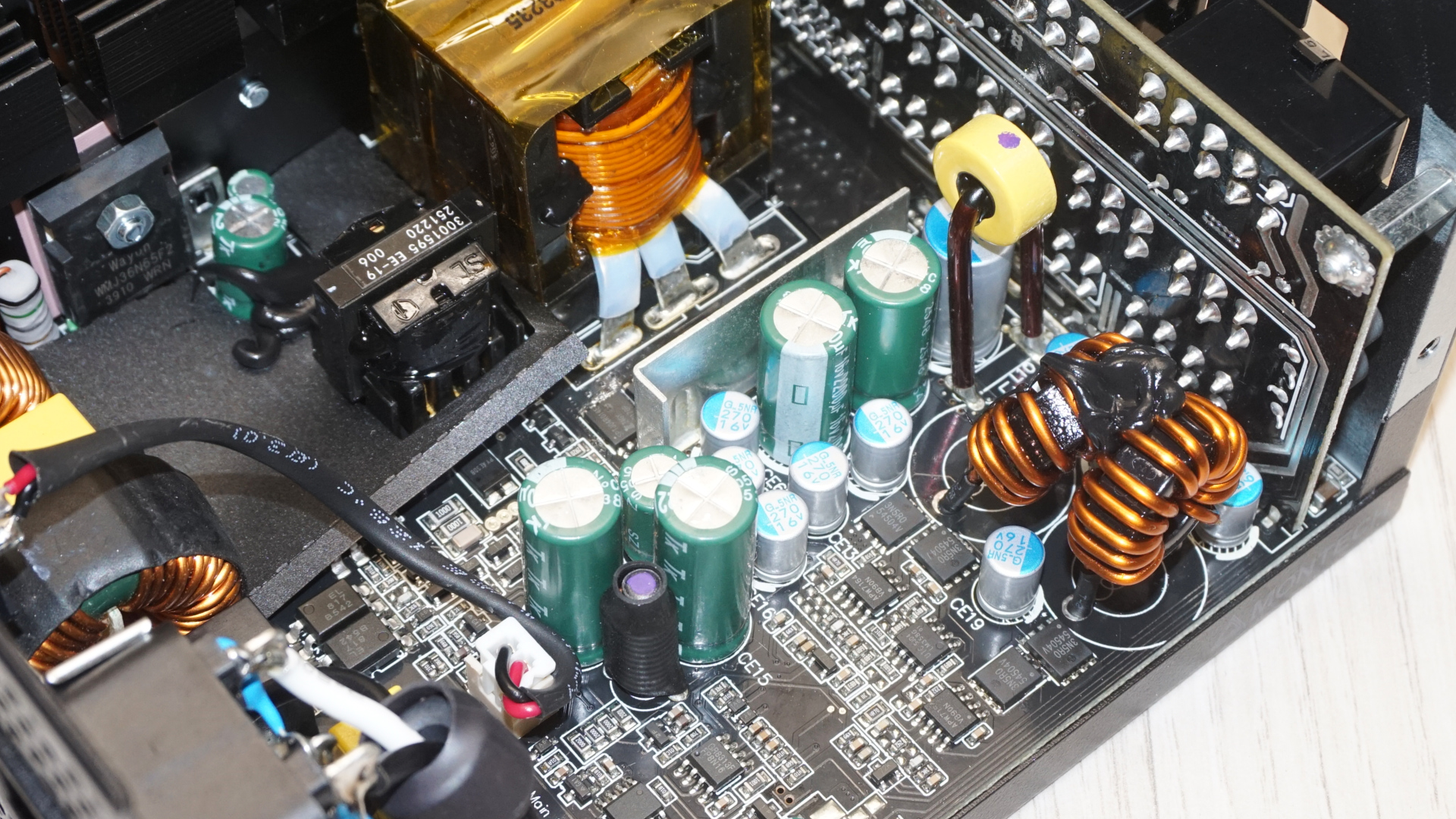 Montech Century II Gold 850W ATX 3.1