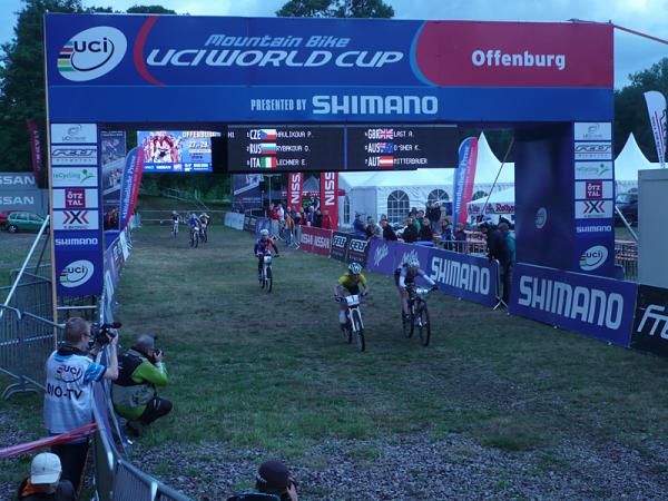 The women in heat 1 of the eliminator finals sprint to the finish.