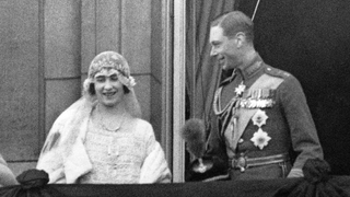 Elizabeth Bowes-Lyon et le Duc d'York au balcon de Buckingham après leur cérémonie de mariage le 26 avril 1923 à Londres, Royaume-Uni