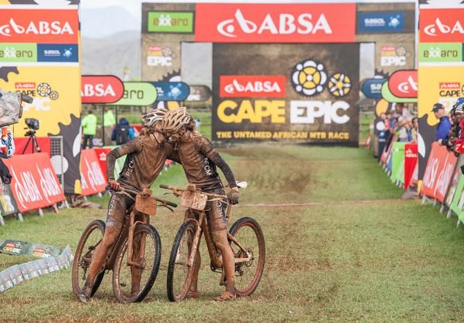 Stage 2 winning ladies Annika Langvad (R) and Ariane Kleinhans (L)