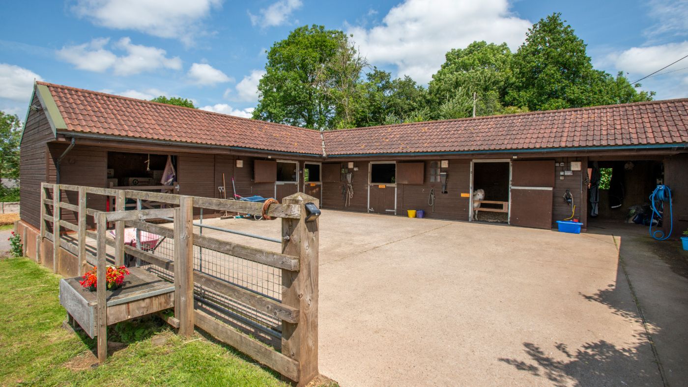 Jerwoods-Farm-Exeter-Knight-Frank-1495000-28.jpg