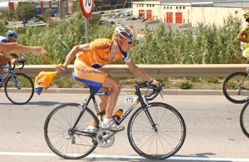 Bram de Groot (Rabobank) grabs his feedbag
