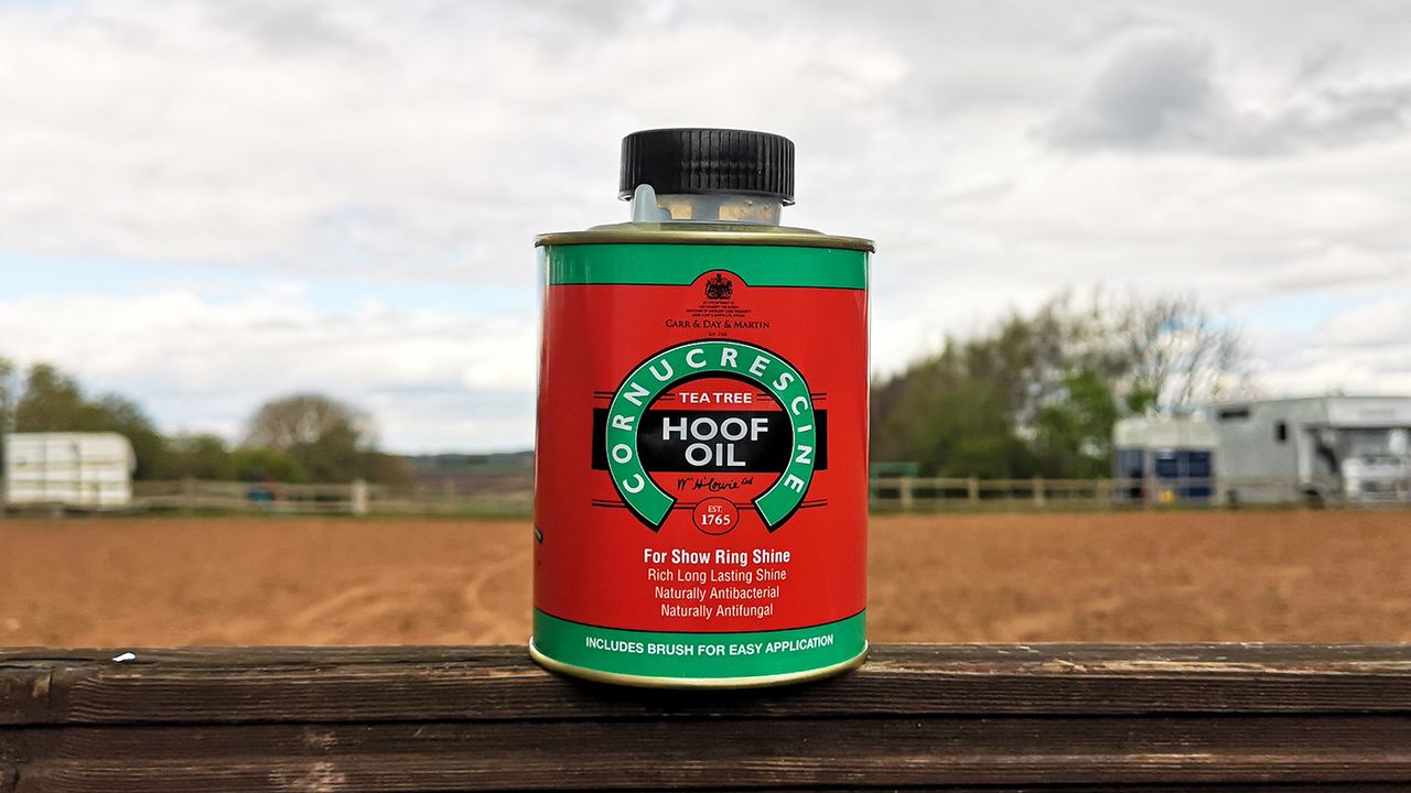 Carr &amp; Day &amp; Martin Cornucrescine tea tree hoof oil tin
