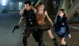 Resident Evil: Apocalypse Milla Jovovich being helped around by Oded Fehr