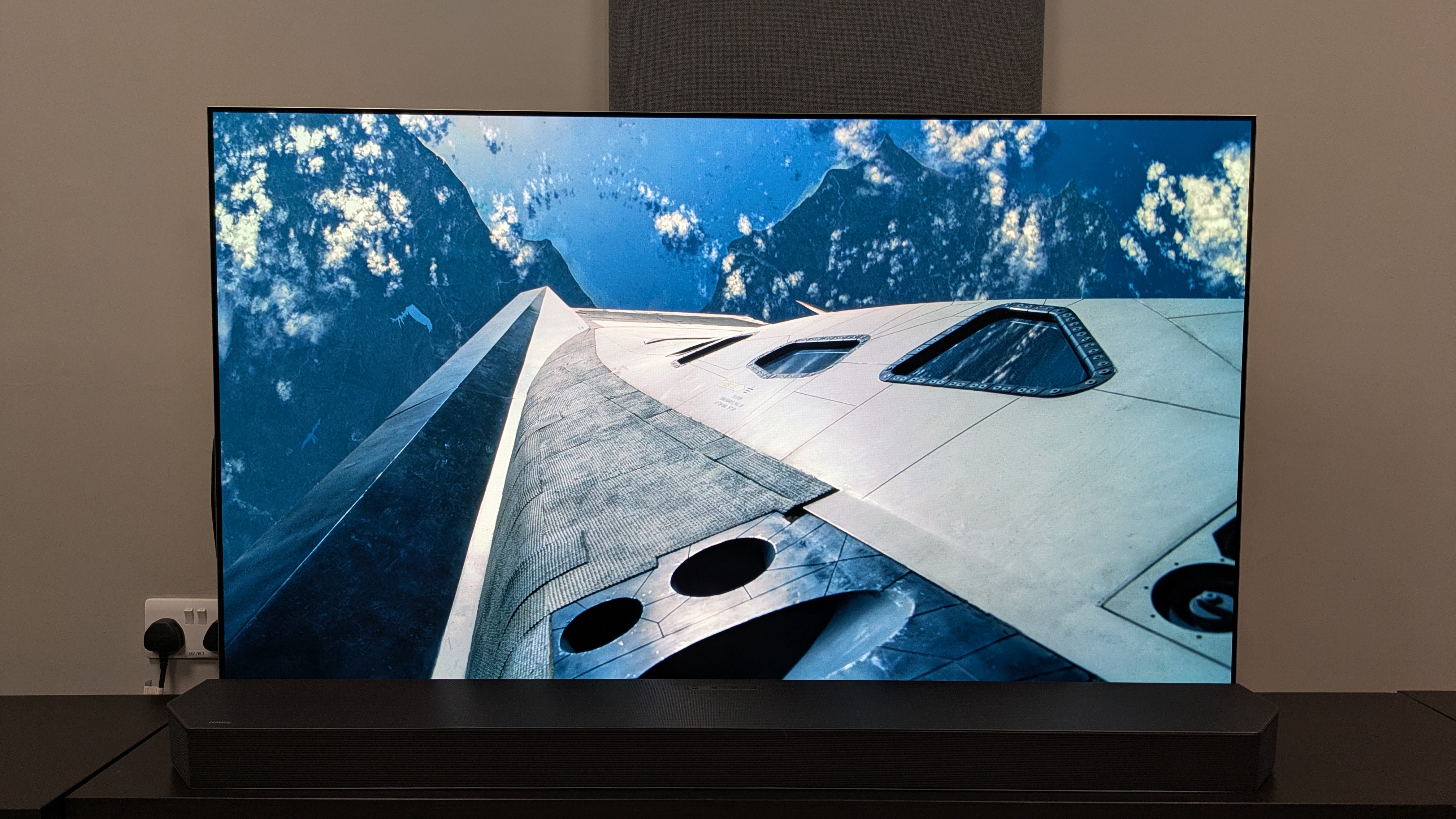 Interstellar 4K Blu-ray on LG G6 TV showing the side of the Endurance ship in space