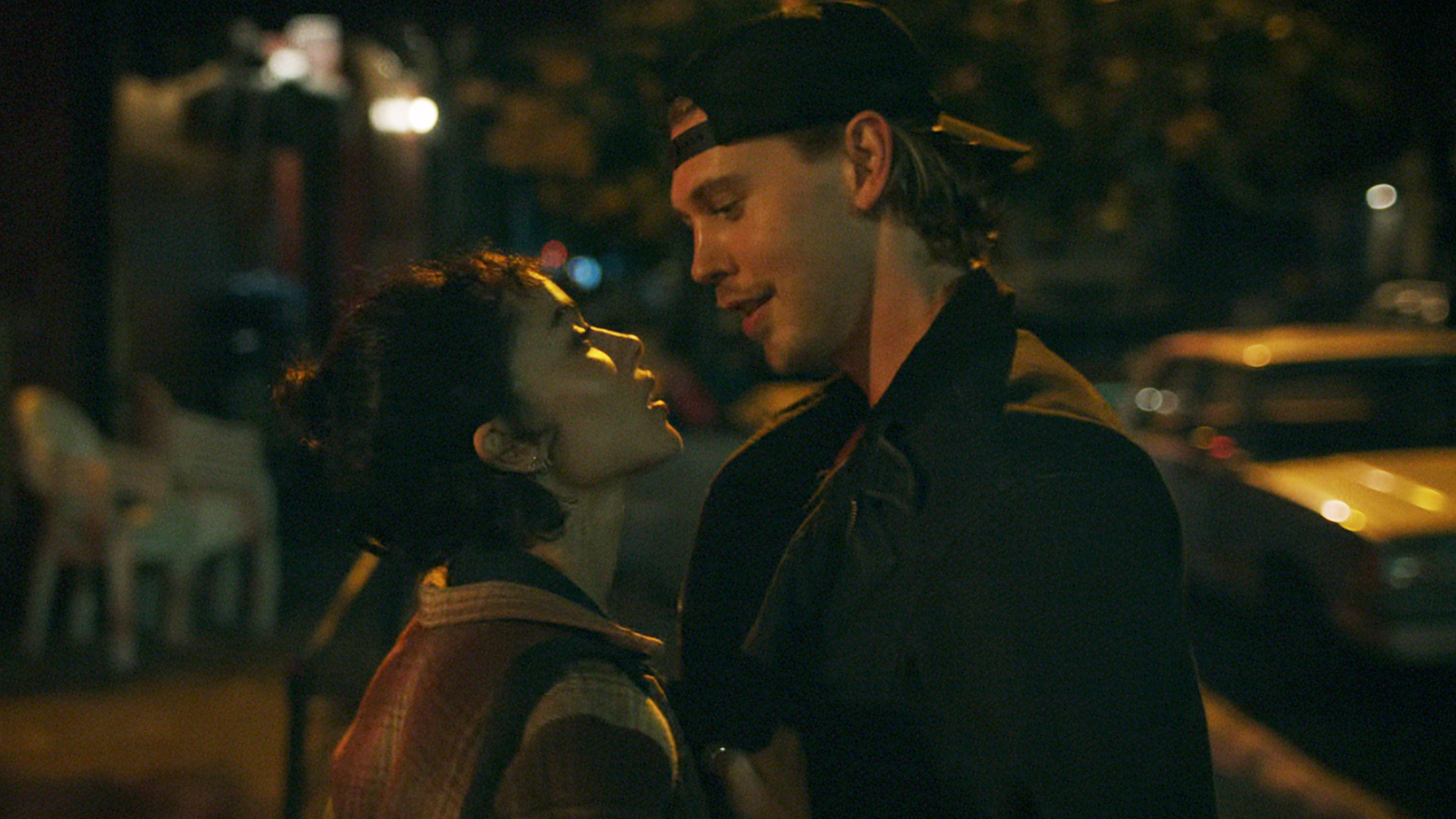 Zoe Kravitz and Auston Butler embracing in Caught Stealing