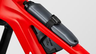 Canyon Torque:ON integrated top tube water bottle