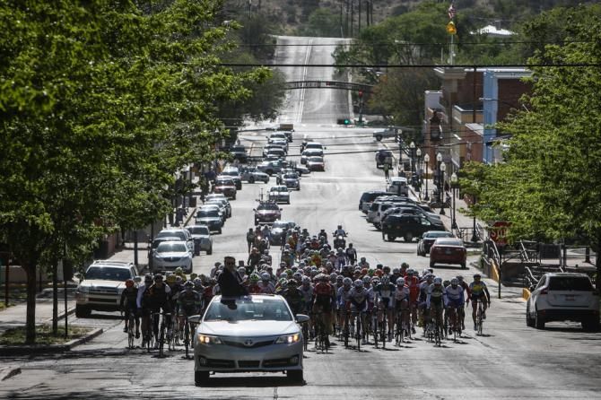 The men&rsquo;s field heads out on Broad Street