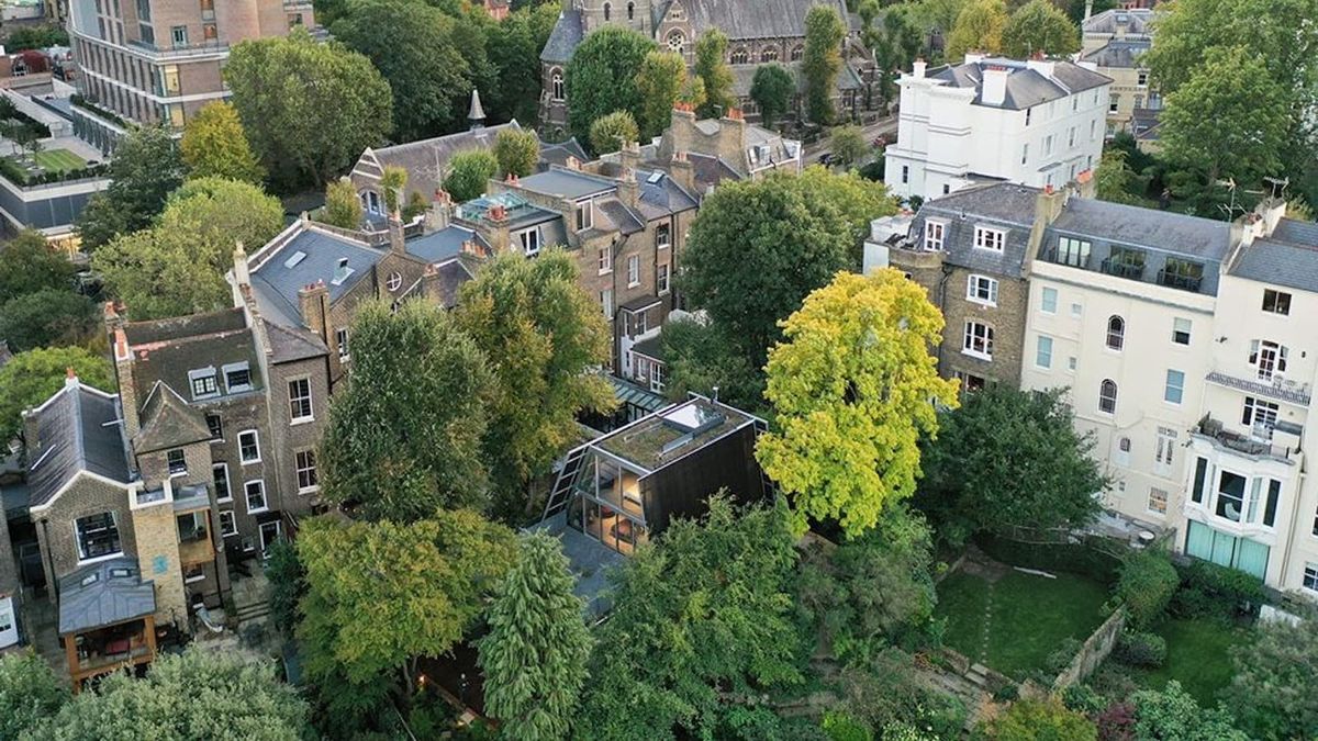 La remise historique devient une maison minimaliste en aluminium après une rénovation approfondie