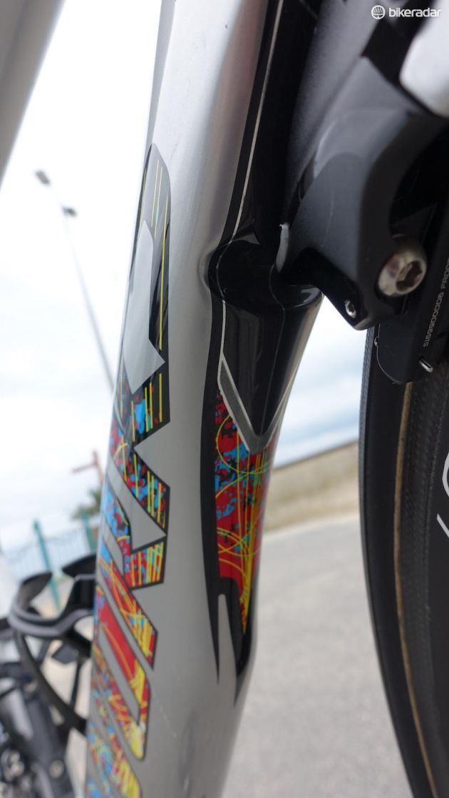 Even the cutout on the down tube for the front brake received the motif colours and lines