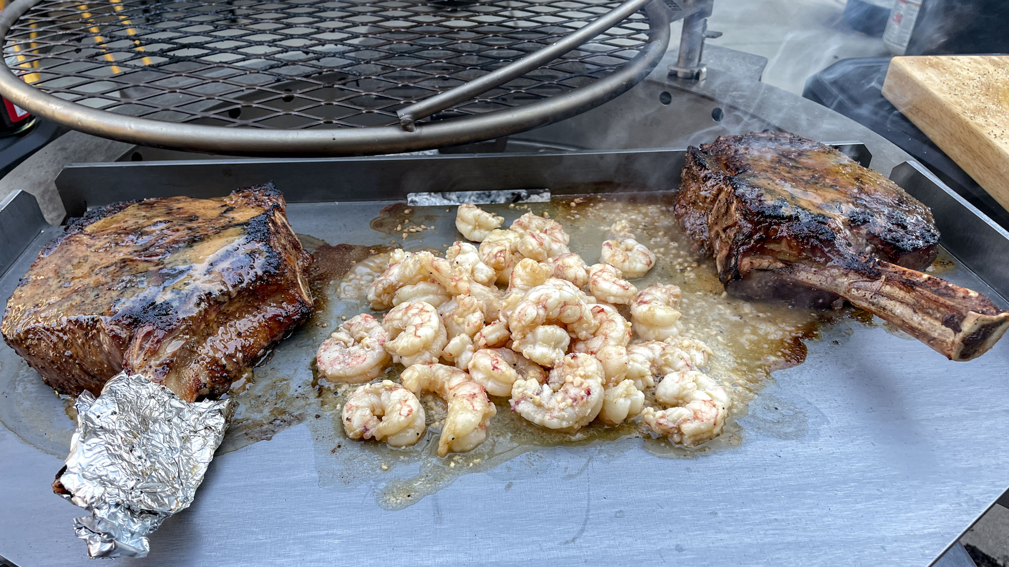 Breeo Live-Fire Grill zum Kochen von Garnelen und Steak