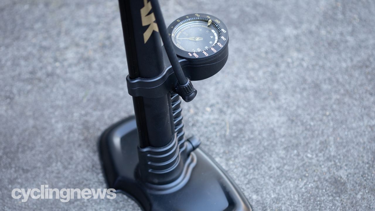 Topeak Joe Blow Tubi 2stage pump detail showing base