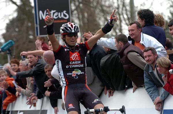 Alejandro Valverde (Caisse d'Epargne) raises his arms