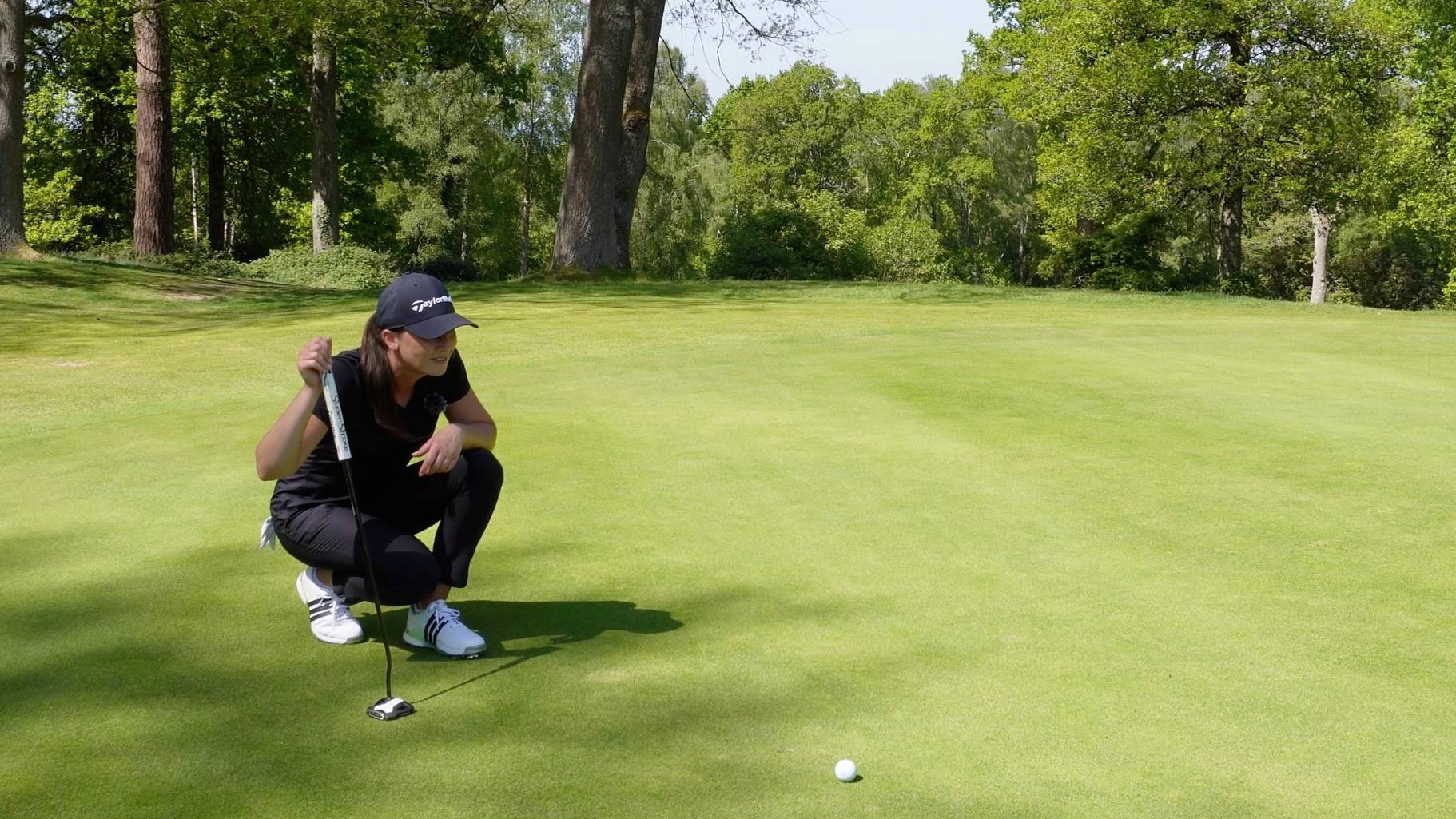 Jess Ratcliffe lining up a putt