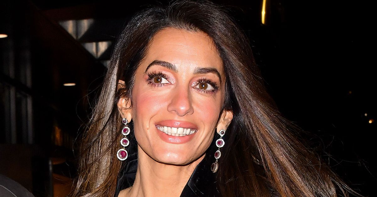 Amal Clooney เพิ่งทำรองเท้าบูทสูงต้นขาดูสง่างามและง่ายดาย