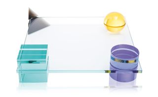 Solid glass tray with geometrical shaped corners