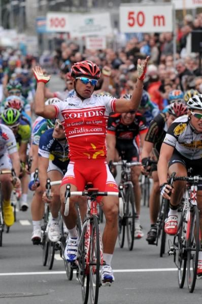 A happy little Colombian... Leonardo Duque celebrates.