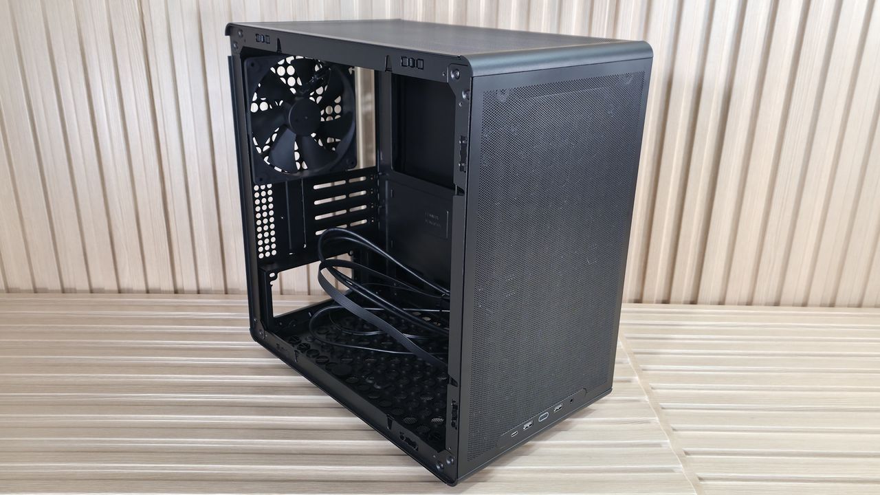 Cooler Master Q300L V3 - Case inside