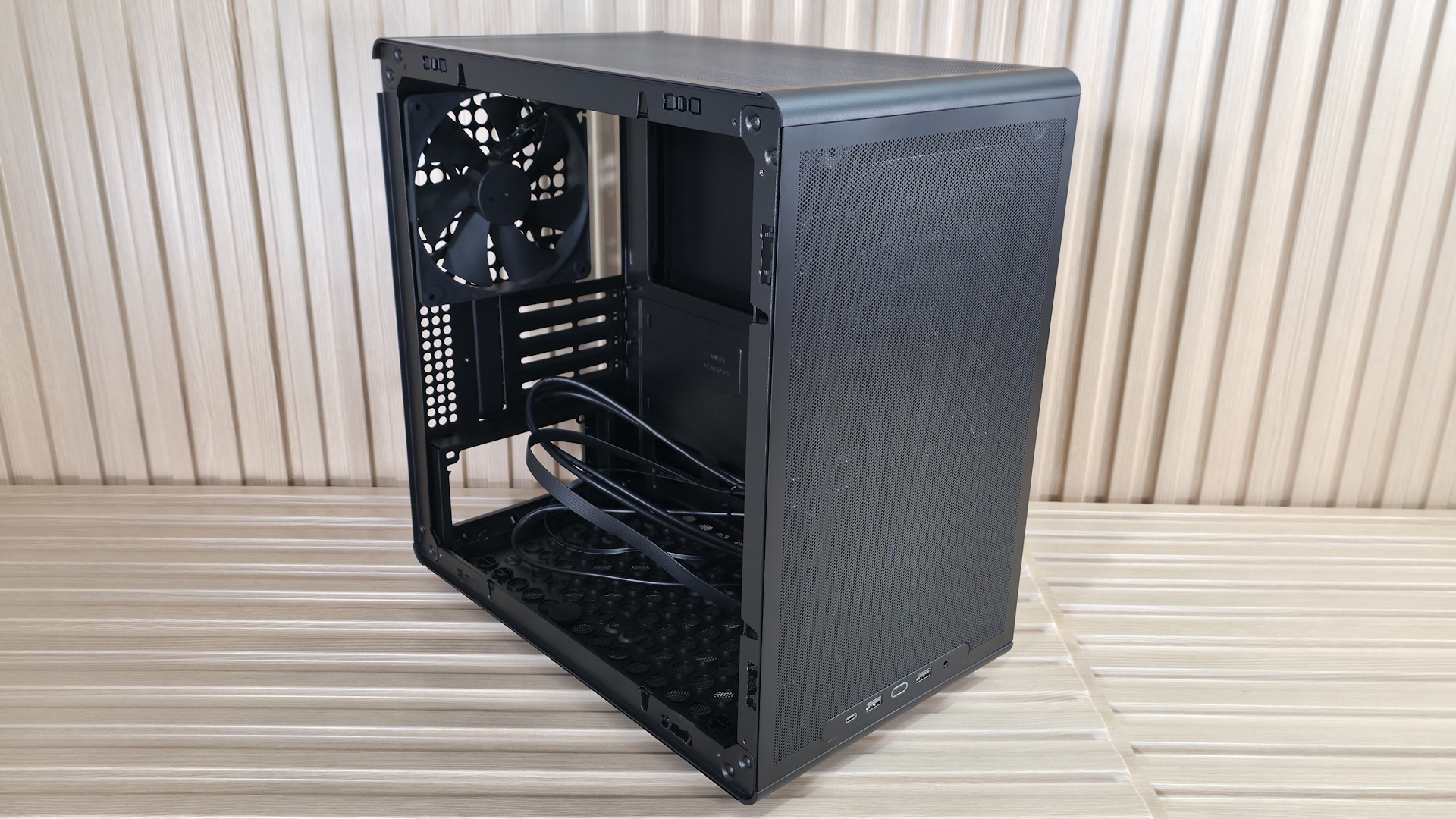 Cooler Master Q300L V3 - Case inside