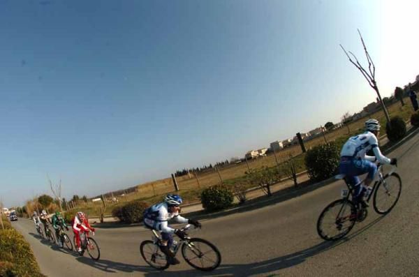 The peloton race towards Bellegarde on stage 1 of Etoile de Bess&egrave;ges