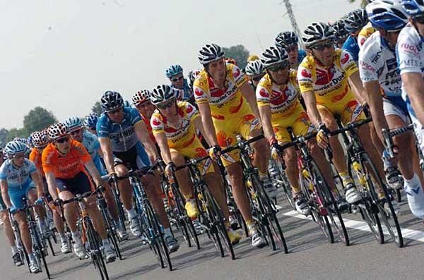Gilberto Simoni and the Saunier Duval lads looking comfortable during stage 6