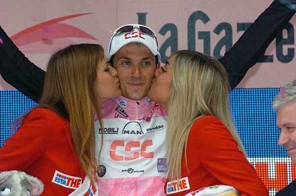 Final podium kisses for Ivan Basso in Milan