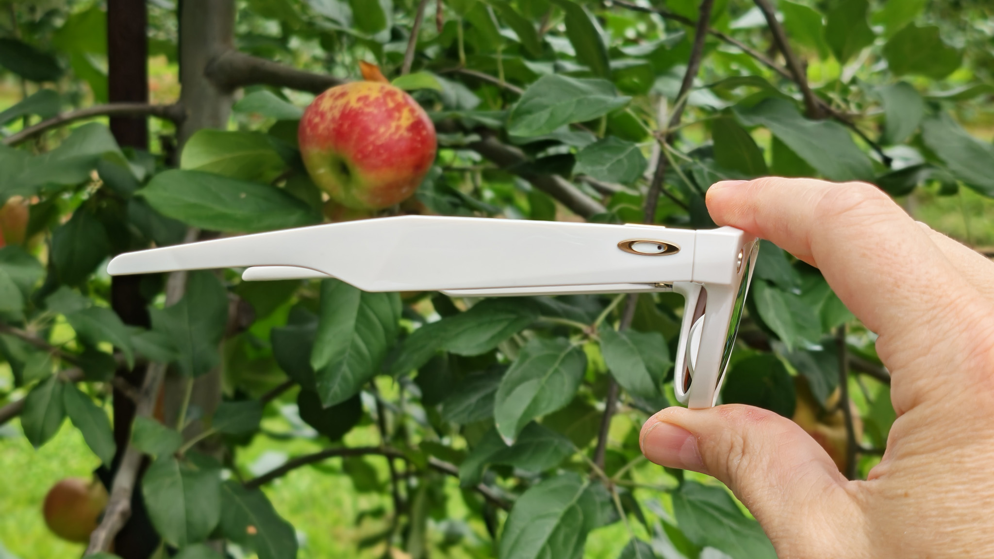 The straight sides of Oakley Meta HSTN smart glasses